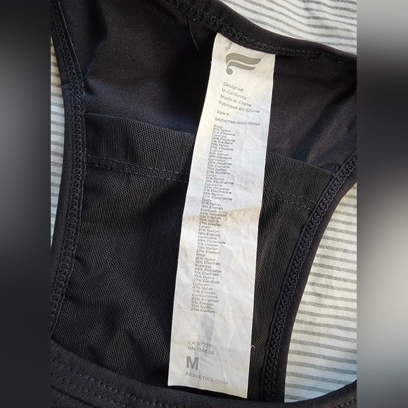 Fabletics On the go sports bra with built-in in pockets. Medium - Picture 4 of 6
